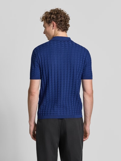 Männermodel trägt Regular Fit Poloshirt aus Mieszanka wiskozy Model 'Maglia' von Armani Exchange, z efektem pikowania, imitacja dzianiny, krótki rękaw, kołnierzyk polo, kolor niebieski, Długość tyłu w rozmiarze M: 68 cm, Ganzkörperansicht Rückansicht.