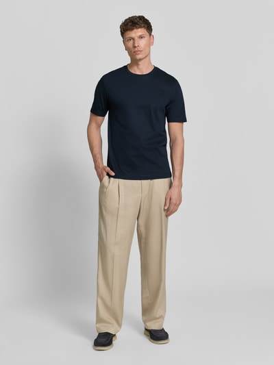 Männermodel trägt T-Shirt mit Rundhalsausschnitt von bugatti in Dunkelblau, reine Baumwolle, Slim Fit, Ganzkörperansicht von vorne