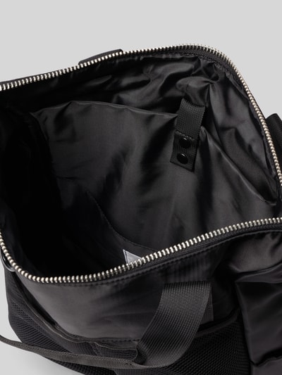 Produktfoto, Rucksack mit Logo-Detail von AY STUDIOS in Schwarz, Hauptfach mit Reißverschluss, glatte Textur, Netz-Taschen, Innenansicht