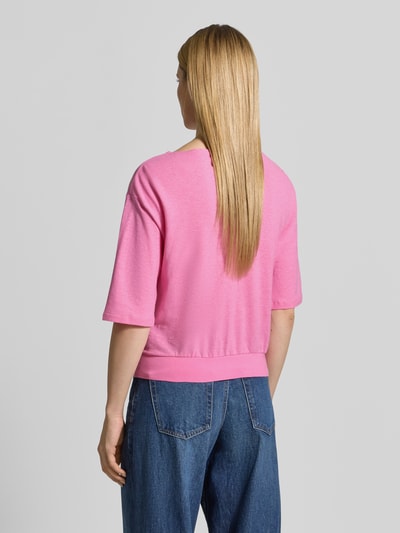 Vrouwenmodel draagt Relaxed Fit T-Shirt uit hennepmix van Lanius, dames T-shirt met katoen, elastische zoom, halve mouw, ruglengte 53 cm, helderroze kleur, gecombineerd met blauwe jeans, textuur licht gemêleerd, full body achteraanzicht