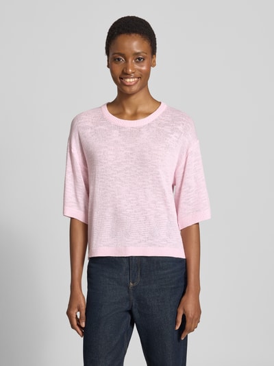 Frauenmodel trägt Relaxed Fit Pullover aus Viskose-Mix Modell 'Vicki' von FREE/QUENT in zartem Rosa, Struktur in Stick-Optik, Halbarm, Rundhals, semitransparente Textur, Damen Pullover, Ganzkörperansicht von vorne.