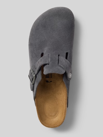 Produktfoto, Hausschuhe aus echtem Leder Modell 'Boston' von Birkenstock in Grau mit abgerundeter Form, seitlicher Dornschließe und strukturierter Sohle, Absatzhöhe 4 cm bei Größe 44