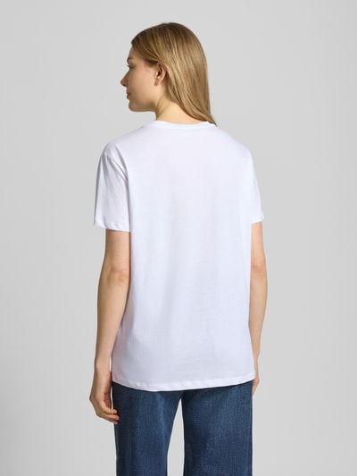 Frauenmodel trägt T-Shirt mit Motiv und Ziersteinbesatz von Liu Jo White aus Reine Baumwolle, Relaxed-Fit, Ganzkörperansicht Rückansicht.