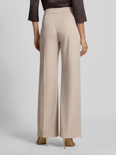 Vrouwenmodel draagt Straight Fit stoffen broek met persplooien van Rinascimento, materiaalmix met stretch, bandwijdte 37 cm, binnenbeenlengte 82 cm, steekzakken, elastische band, damesmodel, geheellichaamsaanzicht achteraan.