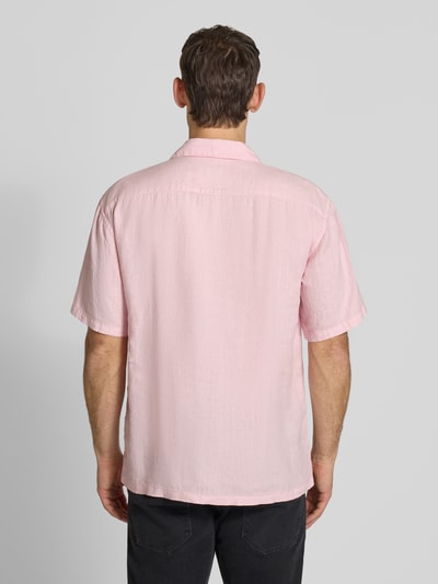 Männermodel trägt Regular Fit Leinenhemd mit Reverskragen von MCNEAL in Hellrosa, reine Leinenstruktur, Rückansicht, Ganzkörperansicht