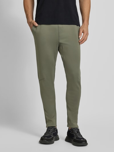 Männermodel draagt Regular Fit Sweatpants uit snel drogend materiaal Model 'HICON ACTIVE' van BOSS Green, look: effen groen, labelprint, elastische boord, flatlock-internaden, zij-steekzakken, achterzak. Ganzkörperansicht van voren.