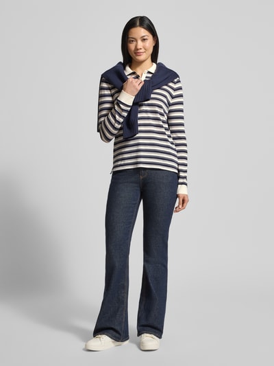 Frauenmodel trägt Regular Fit Poloshirt mit Streifenmuster von Gant aus Baumwoll-Modal-Mix, Polokragen, Knopfleiste, Rückenlänge 59 cm, Ganzkörperansicht von vorne.