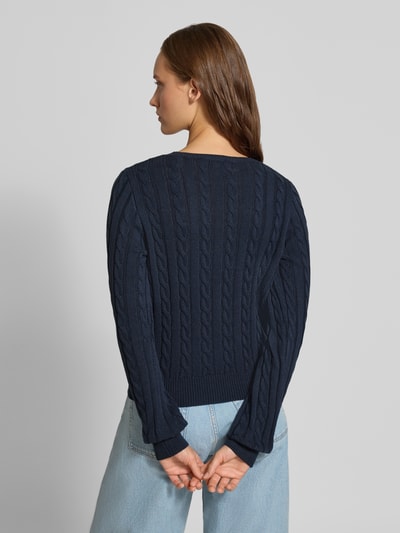 Vrouwenmodel draagt Slim Fit Pullover aus Baumwoll-Mix van REVIEW in donkerblauw met tricotlook, ronde hals, ruglengte maat S 53 cm, mouwlengte 68 cm, gebreide textuur, ganzkörperansicht rückansicht