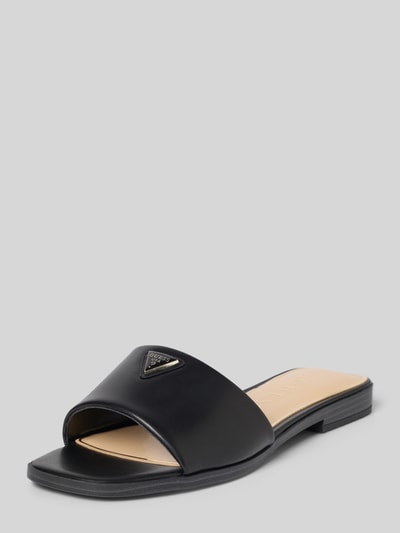 Produktfoto, buty wsuwane w kolorze czarnym z materiału skóropodobnego, prosty krój, otwarta pięta, detal z logo, model 'Ramlan' od Guess, wysokość obcasa w rozmiarze 40: 2 cm