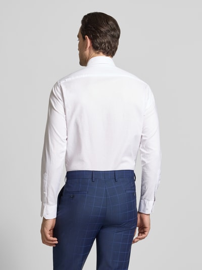 Männermodel trägt Regular Fit Freizeithemd aus reiner Baumwolle von Tommy Hilfiger, Optik: Unifarben, Popeline, Ganzkörperansicht Rückansicht.