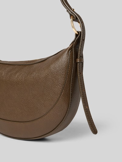 Produktfoto, Shoulder Bag mit Reißverschluss von Mango in Braun mit Ziernähte, Leder-Optik, verstellbarer Schulterriemen, Maße 31x19x4 cm