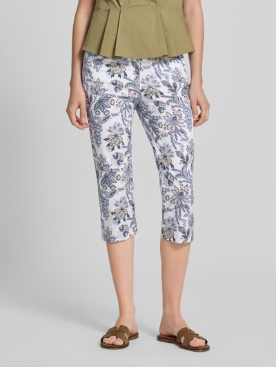Frauenmodel trägt Regular Fit Caprihose aus Baumwoll-Mix Modell 'LAURA NEW CAPRI' von Raphaela By Brax, Optik:Allover-Muster, Cropped, Nahaufnahme Unterkörper.