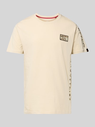 Alpha Industries T-Shirt mit Rundhalsausschnitt Modell 'Camo Sleeve' Offwhite 2