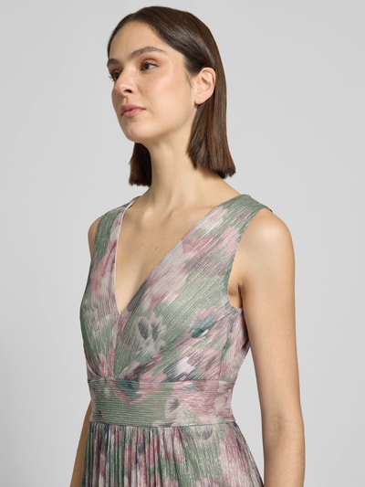 Frauenmodel trägt Cocktailkleid mit V-Ausschnitt von Swing in Crinkle-Optik, floral gemustert, aus Chiffon, Nahaufnahme Oberkörper.