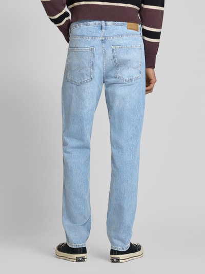 Männermodel trägt Regular Fit Jeans im Used-Look Modell 'CLARK' von Jack & Jones in Hellblau, Reine Baumwolle, Eingrifftaschen, Ganzkörperansicht Rückansicht.
