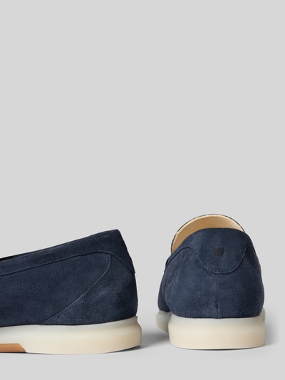 Produktfoto, Loafer aus Leder Modell 'Elia' von Henry Stevens in Dunkelblau, abgerundete Spitze, Struktur in Veloursoptik, seitliche und rückwärtige Ansicht, Absatzhöhe 2 cm, Schafthöhe 7 cm, Schaftweite 11 cm.