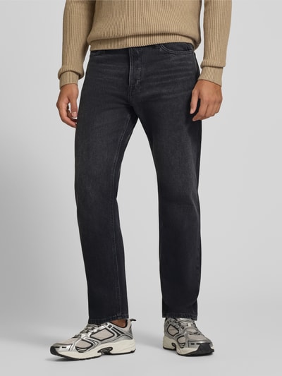 Männermodel trägt Straight Fit Jeans mit Escorial Woll-Anteil Modell 'Chris' von JACK & JONES, dunkles 5-Pocket-Design, Nahaufnahme Unterkörper, Baumwoll-Mix, Knopf- und Reißverschluss, Kontext Bundweite 42 cm, Innenbeinlänge 76 cm.