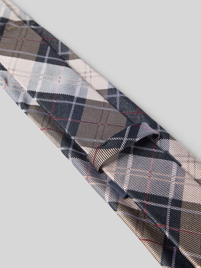 Produktfoto, Seidenkrawatte aus reiner Seide (7,5 cm) von Willen mit Strukturmuster in Beige, Blau, Rot und Label-Detail auf grauem Hintergrund