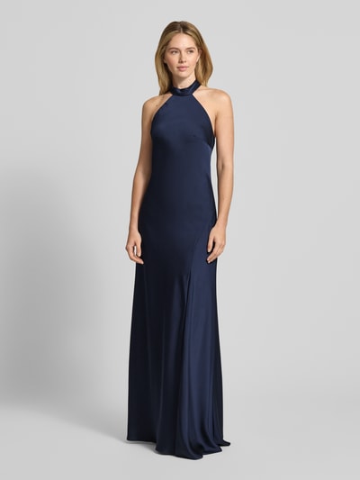 Frauenmodel trägt Abendkleid mit Neckholder zum Binden von Mascara aus Satin in Dunkelblau, körpernahe Passform, Maxilänge, Ganzkörperansicht von vorne. Rückenlänge bei Größe 36: 160 cm, Brustweite bei Größe 36: 42 cm, Rückenausschnitt, Nahtreißverschluss.