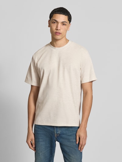 Männermodel trägt T-Shirt mit Stehkragen Modell 'AUSTIN' von Jack & Jones, beige Farbe, gerader Schnitt, Ganzkörperansicht von vorne.