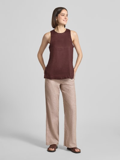 Frauenmodel trägt Hose aus Leinen-Baumwoll-Mix mit Bindegürtel von Christian Berg Woman, Damen, Wide Leg, Eingrifftaschen, Ganzkörperansicht von vorne.