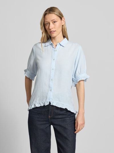 Frauenmodel trägt Bluse mit Leinen-Anteil und Rüschensaum von Christian Berg Woman in hellblau, Viskose-Mix, Regular-Fit, Hemdblusenkragen, Knopfleiste, Rüschenärmel, rückseitig verlängerter Rüschensaum, Ganzkörperansicht von vorne.