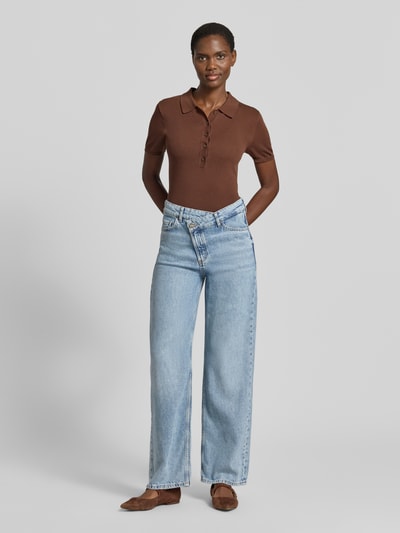 Frauenmodel trägt Wide Fit Jeans mit Leinen-Anteil Modell 'FIA' von Marc O'Polo in Denim-Optik, Mid Bundhöhe, X-Front Verschluss, 5-Pocket-Design, helle Blautöne, glatte Textur, Ganzkörperansicht von vorne.