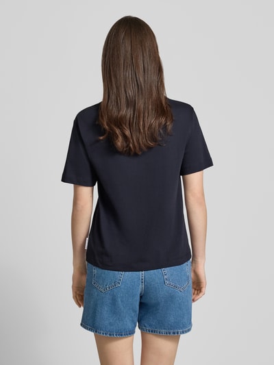 Frauenmodel trägt Regular Fit T-Shirt aus reiner Baumwolle von Marc O'Polo Denim, unifarben, kurzarm, Rundhals, Ganzkörperansicht Rückansicht