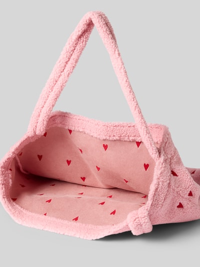 Produktfoto, Tote Bag mit Logo-Patch Modell 'Teddy' von Studio Noos in Rosa mit Allover-Logo-Stitching, offenen Hauptfach und roten Herzmustern im Innenfutter, sichtbarer Trageriemen, weiche Oberflächenstruktur, Maße: 60 x 42 x 8 cm, Länge Schulterriemen 72 cm