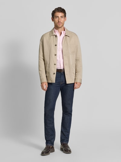 Männermodel trägt Slim Fit vrijetijdsoverhemd uit puur katoen van Polo Ralph Lauren in lichtroze, donkere jeans, Ganzkörperansicht van voren.