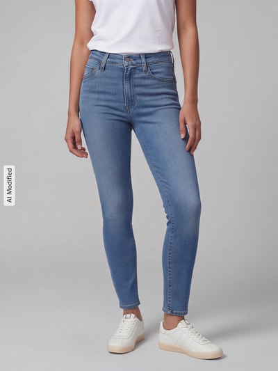 Kobiece modelka nosi Skinny Fit Jeans aus Baumwoll-Mix Modell '721®' von Levi's® 300, jasnoniebieski kolor, gładka faktura, całkowity widok z przodu, KI-modifiziertes Bild.