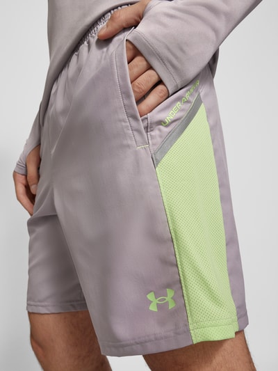 Under Armour Szorty o kroju regular fit z nadrukiem z logo model ‘Tech Utility’ Antracytowy 3