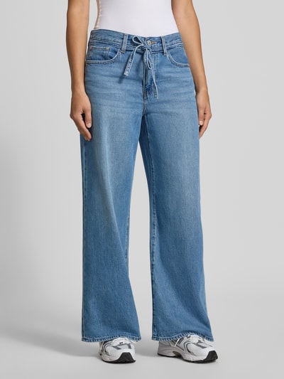 Frauenmodel trägt Oversized Weite Hose aus Baumwoll-Lyocell-Mix Modell '300®' von Levi's® 300, hellblau, lockere Passform, Nahaufnahme Unterkörper.