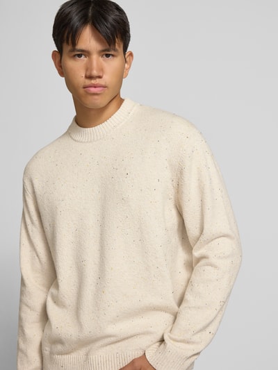 Männermodel trägt Regular Fit Strickpullover mit Rundhalsausschnitt von JACK & JONES, cremefarbener Baumwoll-Mix, Nahaufnahme Oberkörper.