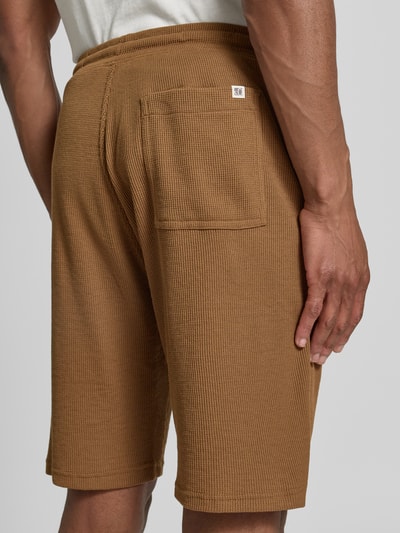 Männermodel trägt Relaxed Fit Sweatshorts aus Baumwoll-Mix von s.Oliver RED LABEL, Optik: Unifarben, strukturiert, Label-Patch, Bundabschluss: elastisch mit Tunnelzug, seitliche Eingrifftaschen, aufgesetzte Gesäßtasche, Materialverarbeitung: Piqué, Material: Baumwoll-Mix, Ganzkörperansicht Rückansicht.