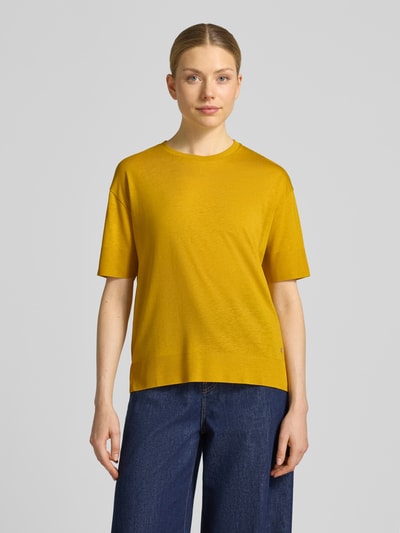 Modelka nosi T-Shirt aus Lyocell-Baumwoll-Mix mit Rundhalsausschnitt od Windsor, żółty kolor, krój regular fit, półrękaw, długość pleców w rozmiarze 36: 59 cm, zdjęcie całej sylwetki z przodu.