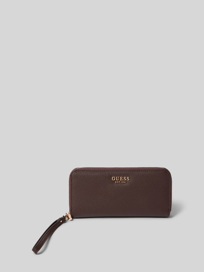 Produktfoto, Portemonnaie in Leder-Optik Modell 'MELODY' von GUESS, dunkelbraun mit Logo-Detail, Hauptfach mit Reißverschluss.
