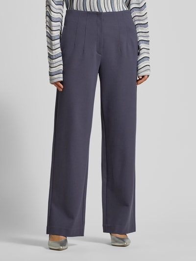 Frauenmodel trägt Weite Hose aus Viskose-Mix von s.Oliver BLACK LABEL, Optik: Unifarben, Passform: Wide Leg, Bundfalten, Ganzkörperansicht von vorne.