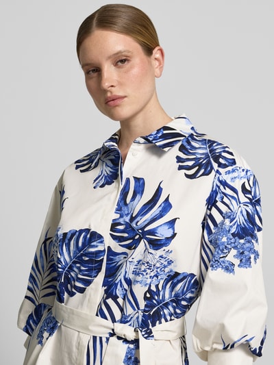 Frauenmodel trägt Knielanges Kleid mit floralem Allover-Print von Fynch-Hatton in Blau und Weiß aus Reine Baumwolle, Halbarm, Umlegekragen, durchgehende Knopfleiste, taillierte Passform, Nahaufnahme Oberkörper. Rückenlänge bei Größe 36: 99 cm, Brustweite bei Größe 36: 58 cm, Ärmellänge: 40 cm.