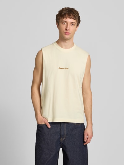 Männermodel trägt T-Shirt mit Stitching von Jack & Jones in Beige aus Reine Baumwolle, Relaxed-Fit, Rundhalsausschnitt, Ganzkörperansicht von vorne, Rückenlänge bei Größe M 69 cm.