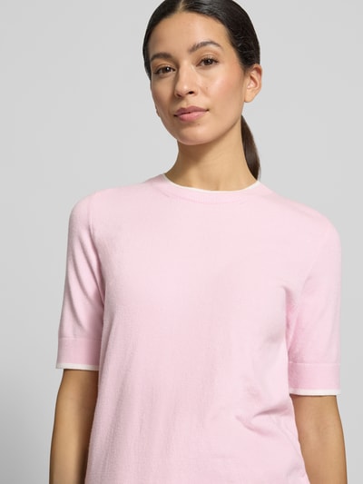 Modelka kobieca nosi Regular Fit Strickpullover mit Rundhalsausschnitt von More & More, wiskozowy miks, kolor jasnoróżowy, półrękaw, wykończenia elastyczne, długość tyłu 54 cm, długość rękawa 27 cm, widok z przodu, zbliżenie na górną część ciała.