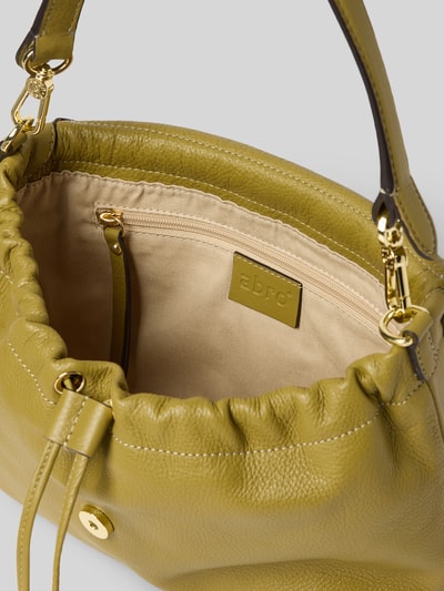 Productfoto, Handtasche mit Logo-Detail Modell 'Temi' van Abro in olijfgroen met structuurpatroon, hoofdvak met overslag, tunnelkoord, afneembare schouderband, binnenvak met rits, logodetail, breedte 33 cm, lengte 20 cm, diepte 10 cm, schouderbandlengte 102 cm