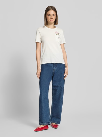 Frauenmodel trägt Regular Fit T-Shirt aus reiner Bio-Baumwolle Modell 'POLLY' von Only, Optik: Unifarben, Statement-Print-Applikation, Motiv-Stitching, Rundhals, Kurzarm, Brusttasche, Materialverarbeitung: Jersey, Ganzkörperansicht von vorne.