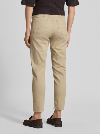 Frauenmodel trägt Hose in verkürzter Passform Modell 'Ornella' von Angels aus Baumwoll-Mix mit Stretch-Anteil, Eingrifftaschen, Farbe Beige, Bundweite bei Größe 36: 40 cm, Ganzkörperansicht Rückansicht