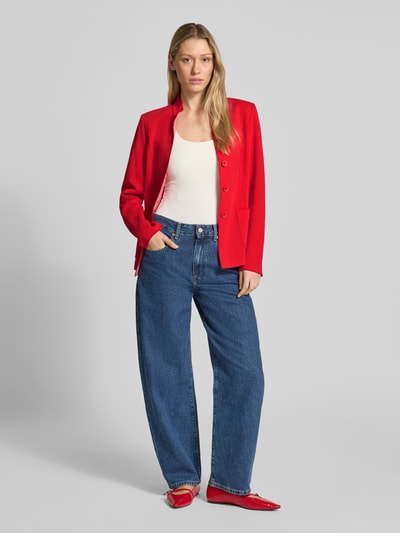 Frauenmodel trägt Slim Fit Blazer mit Stehkragen von WHITE LABEL aus Baumwoll-Mix in Rot, AufgesetzteTaschen, Ganzkörperansicht von vorne. Rückenlänge 62 cm, Brustweite 46 cm, Ärmellänge 65 cm, taillierte Passform, durchgehende Knopfleiste.