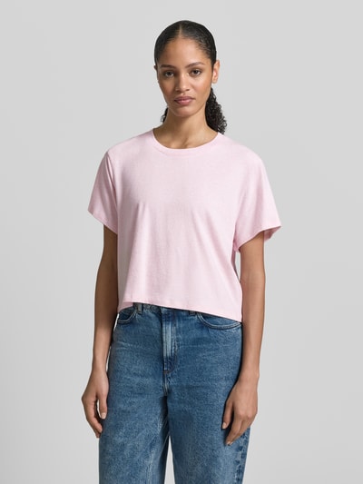 Frauenmodel trägt T-Shirt mit geripptem Rundhalsausschnitt von American Vintage in Hellrosa, lockerer Schnitt, Baumwoll-Modal-Mix, Ganzkörperansicht von vorne