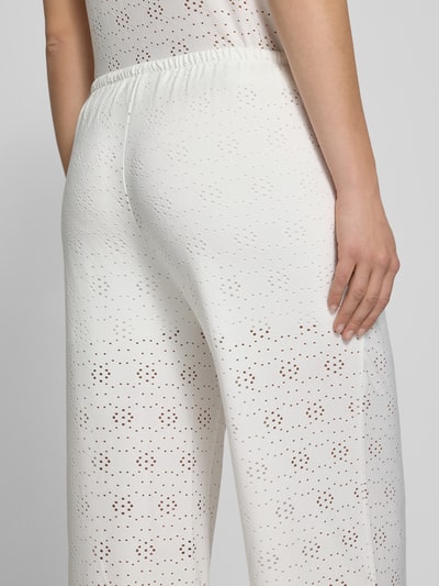 Frauenmodel trägt Regular Fit Weite Hose mit Tunnelzug Modell 'SMILLA' von Only, Optik: Unifarben, Optik:Allover-Muster, seitliche Eingrifftaschen, Stretch, Detailaufnahme Rückansicht.
