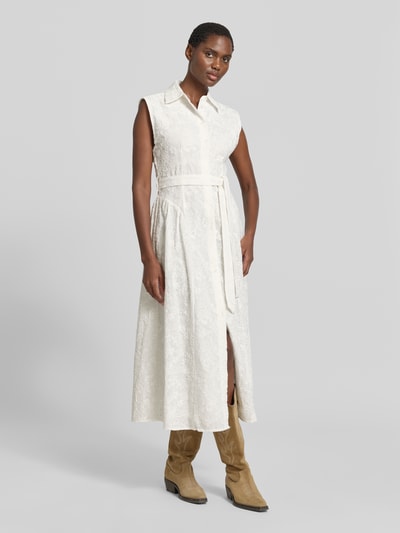 Frauenmodel trägt Maxikleid mit Bindegürtel Modell 'CATA' von Mango aus reiner Baumwolle, weiße Farbe, taillierte Passform, Ganzkörperansicht von vorne.