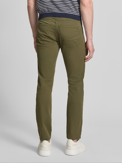 Männermodel trägt Regular Fit Hose mit Eingrifftaschen Modell 'Lyon' von Pierre Cardin aus Baumwoll-Elasthan-Mix in Oliv, Ganzkörperansicht Rückansicht. Bundweite bei Größe 32/32: 41 cm, Innenbeinlänge: 80 cm.