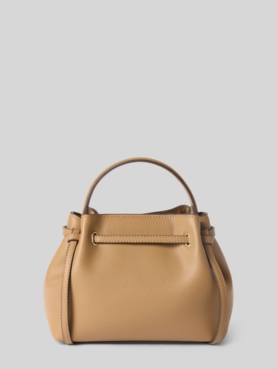Produktfoto, Handtasche mit Tragehenkel Modell 'Romina' von MANGO in Hellbraun, strukturierte Oberfläche, mit Magnetverschluss, Hauptfach, Schulterriemen, Größe 1: Breite 17 cm, Länge 19 cm, Tiefe 11 cm, Schulterriemenlänge 116 cm.
